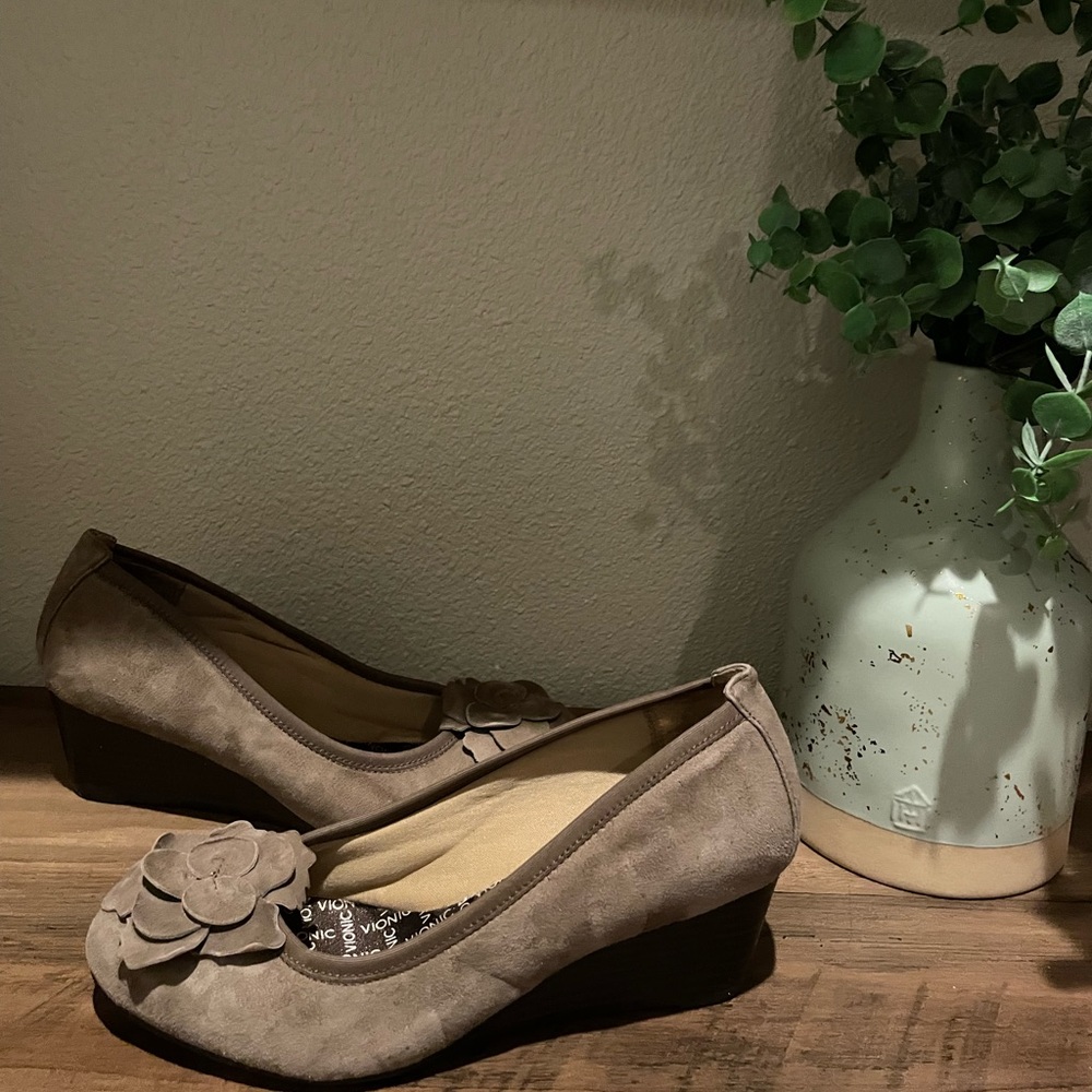Vionic flower Pumps